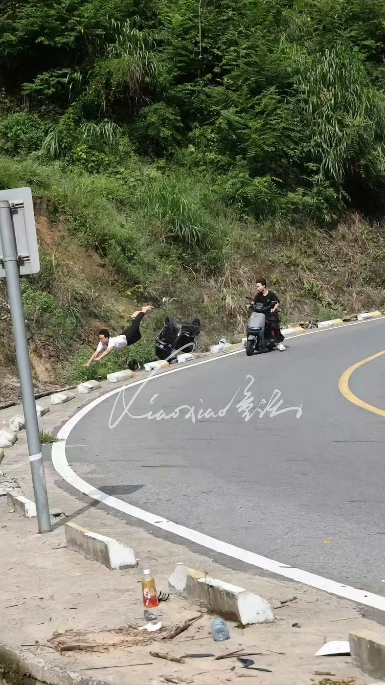 这两轮是什么型号，还能助人起飞？[允悲][允悲] ​​​