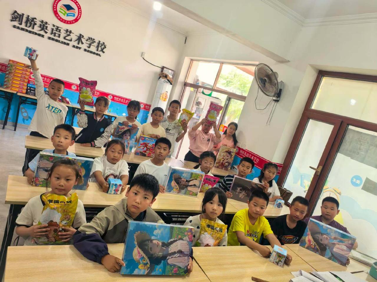 剑桥英语艺术学校，孩子们展示他们的作品和零食，欢快的课堂时光！📚🍭🎨