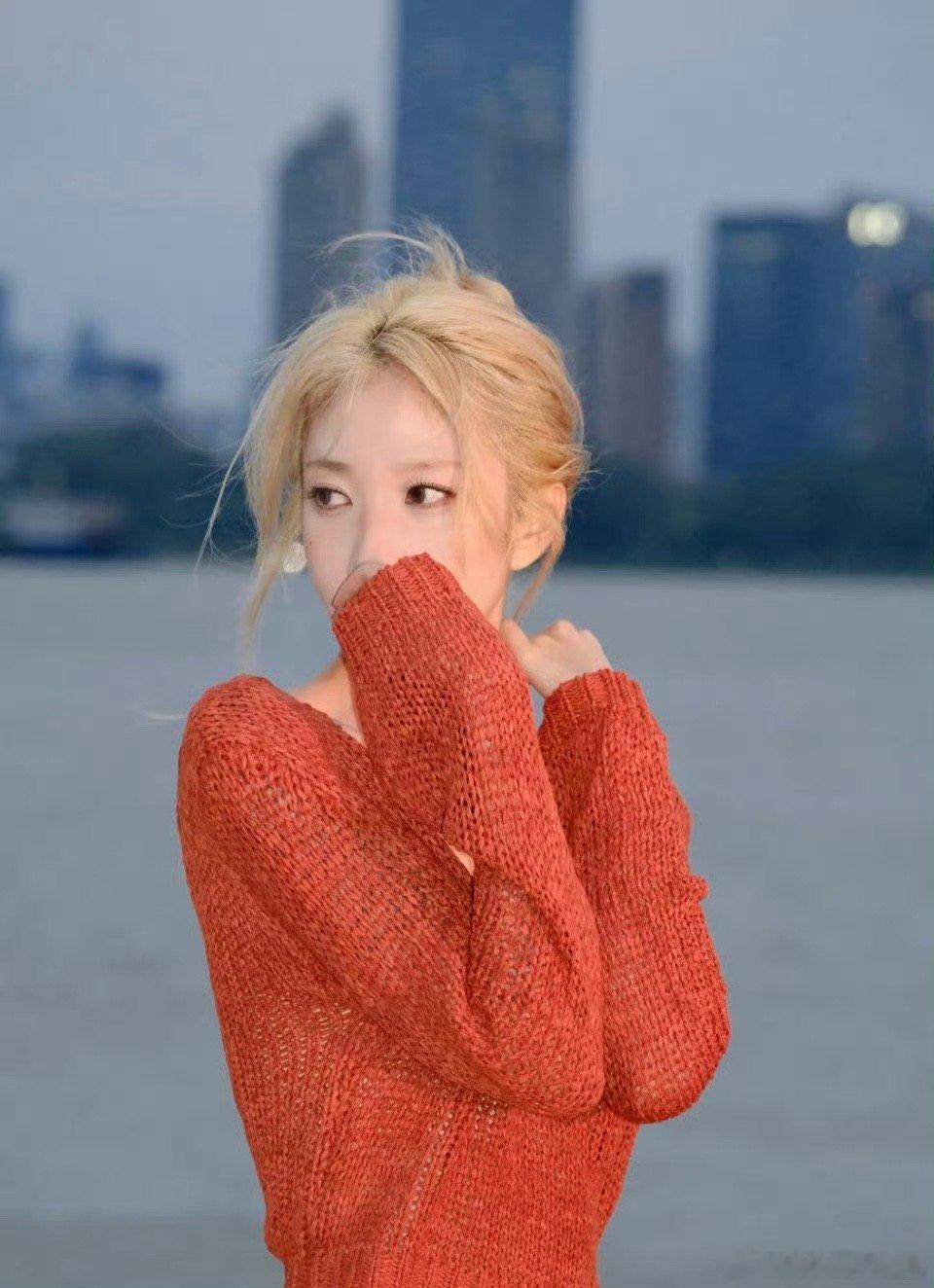 被乃万新歌松弛感拿捏 乃万新歌的松弛感真的太绝了！没有复杂的编曲，简单的旋律配上