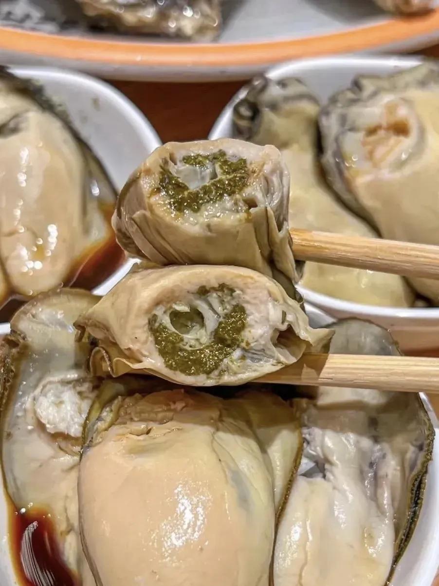 不懂就问，为什么生蚝里面那么脏，可以吃吗？
今天吃生蚝，咬下去看了一眼，差点吐了