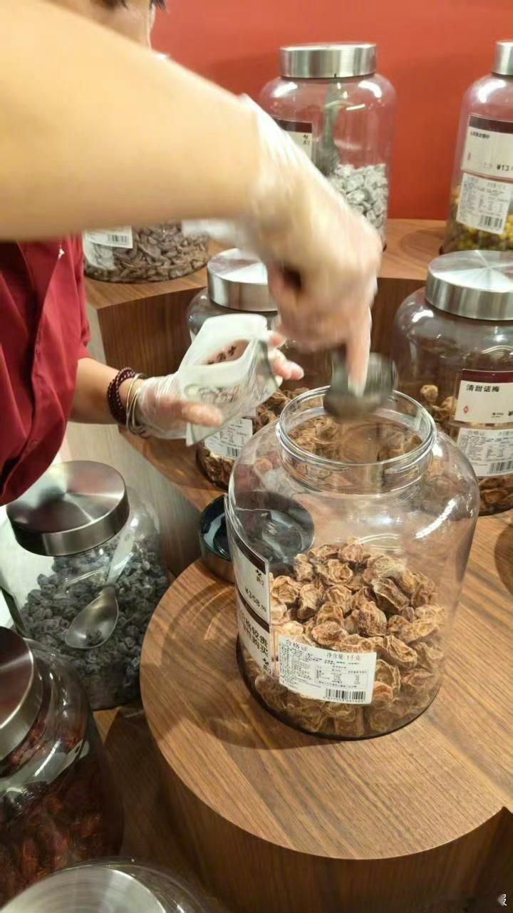 1颗话梅129元有人泡水喝3天 不懂，这种话梅贵在哪？？ 看着和正常话梅也没太大