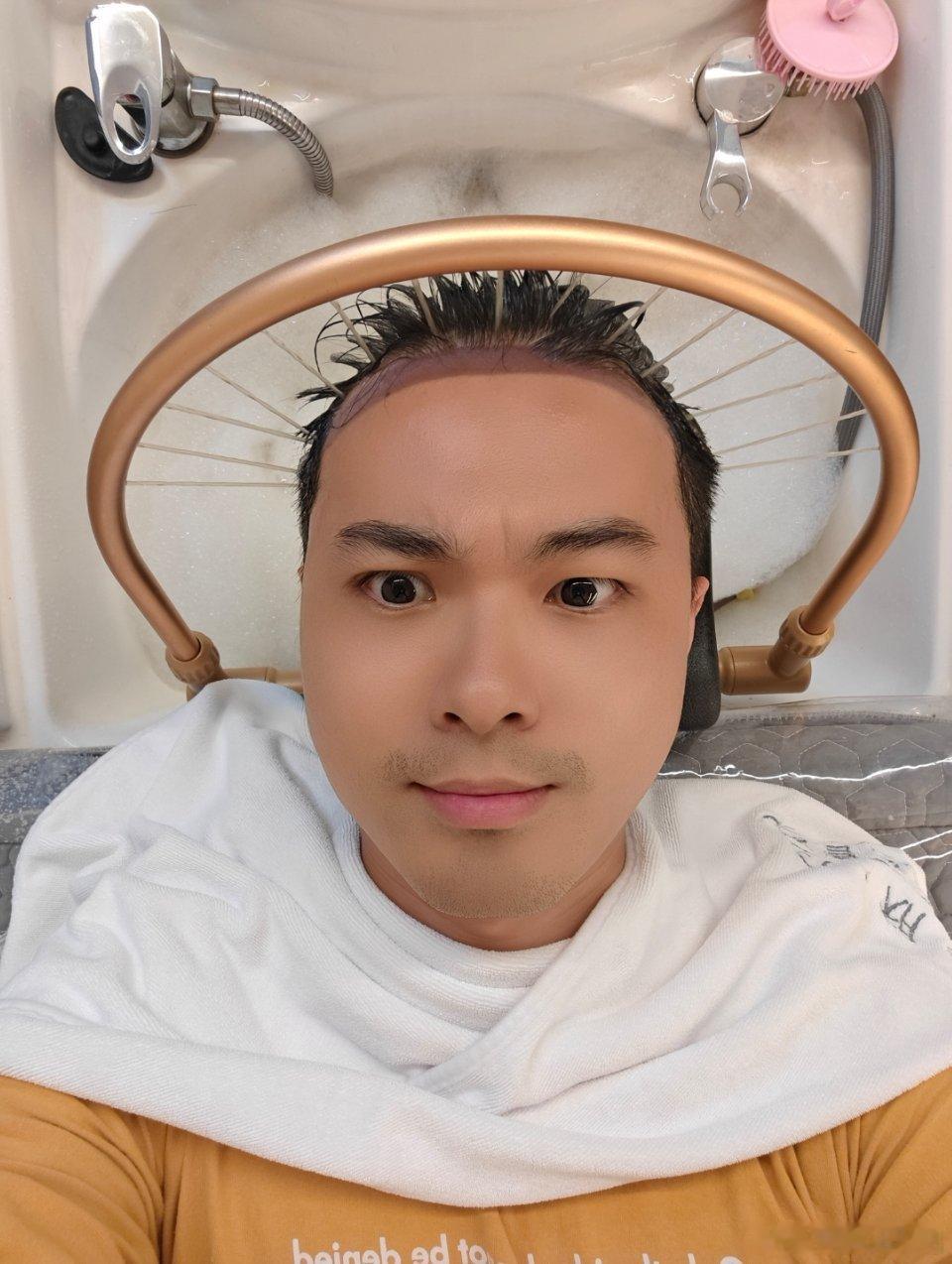 来朋友店里做个头疗一个下午忙来忙去的，出来放松下！ ​​​