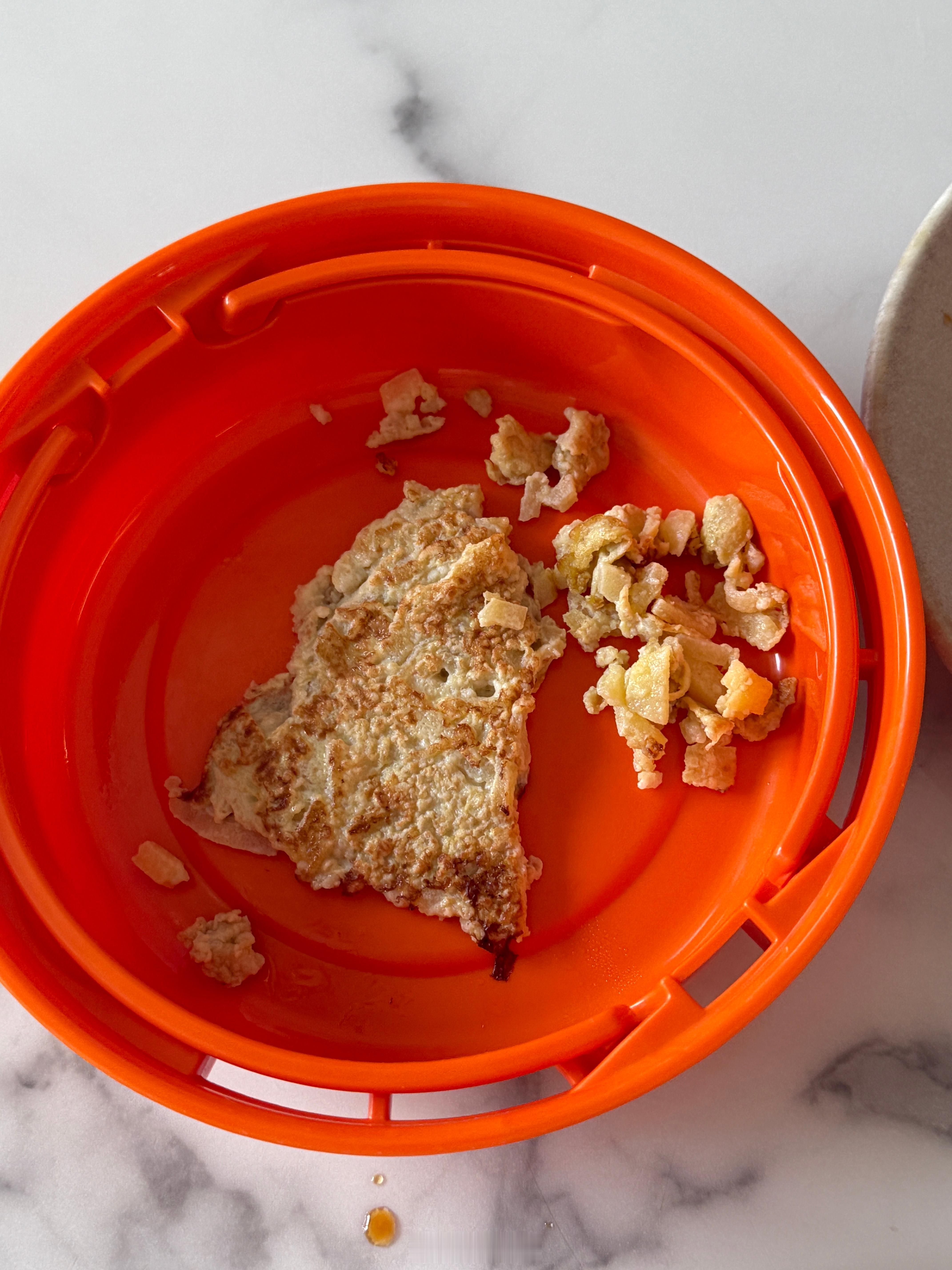 压压早上做的早餐饼，让我吃我说我不吃，不想吃一分钟后旅蛙出现了，看到饼大呼小叫又