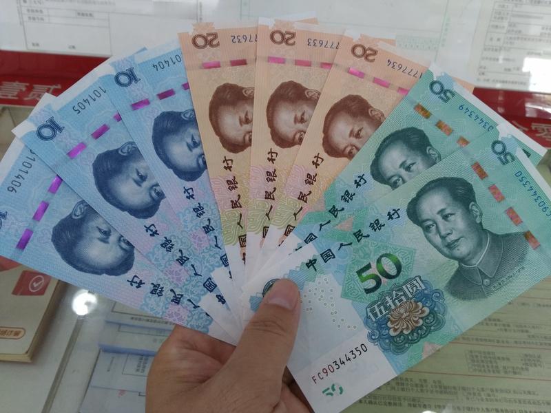 女子去拜完财神没两天，然后家中便开始莫名出现一些零钱，现在整整这么多钱，直到今天