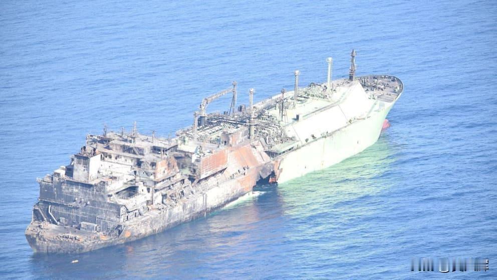 3月3日在地中海遭袭击的“北极甲烷”号油轮，至今仍以半烧毁的状态在海上漂流。
 