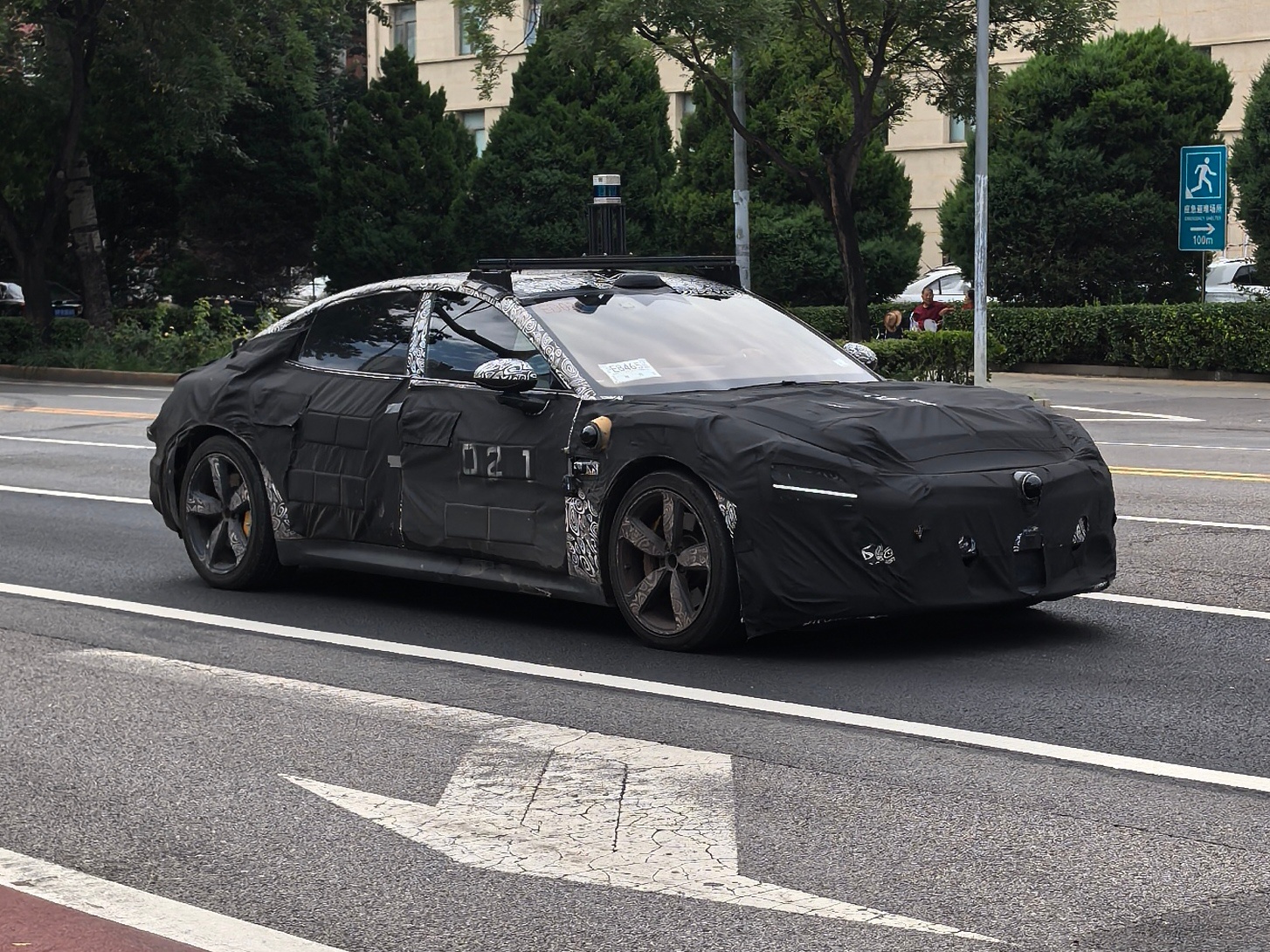 新车 出门看到了小米SU7长轴版的测试车 轮毂挺好看的 也更修长 空间更有保障 