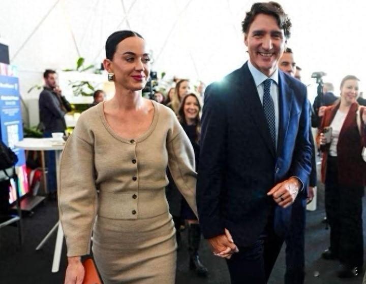 特鲁多牵手水果姐亮相达沃斯，引发广泛关注！
一位是前总理，一位是女明星，都是世界