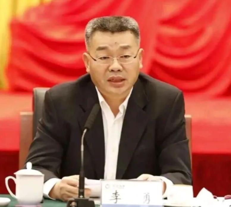 中海油前总经理李勇预感要被抓，在家里一把火烧人民币，企图销毁证据，也是够愚蠢的。