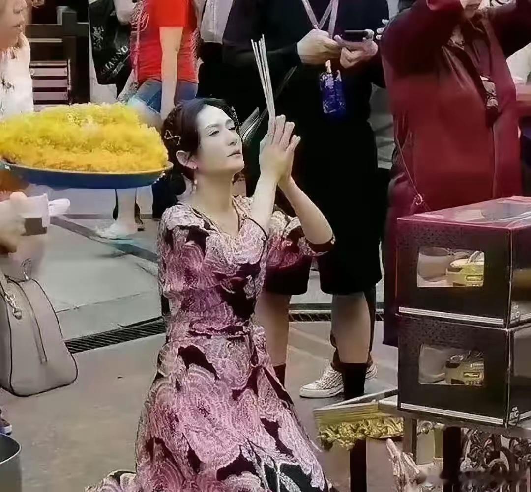 夫妻俩身价早就过亿了吧，她到底还缺什么，还在求什么呀 