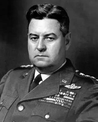 1944年，美军轰炸了东京半年，收效却不大，李梅上任后，突然想到一个办法：“别用