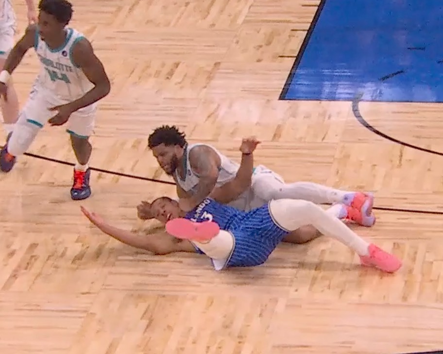 裁判这下手下留情了竟然只给了技术犯规NBA附加赛黄蜂vs魔术