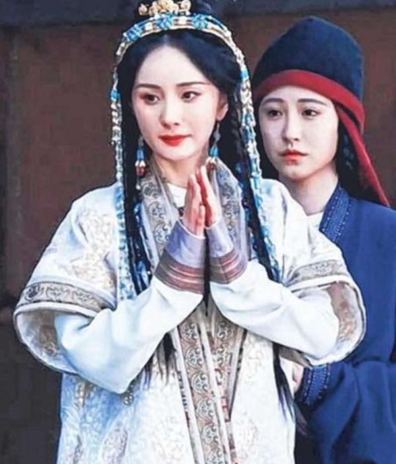 2026年5月，杨幂蒸汽眼罩低温烫伤后返横店拍《江山大同》，剧组为其修改拍摄计划