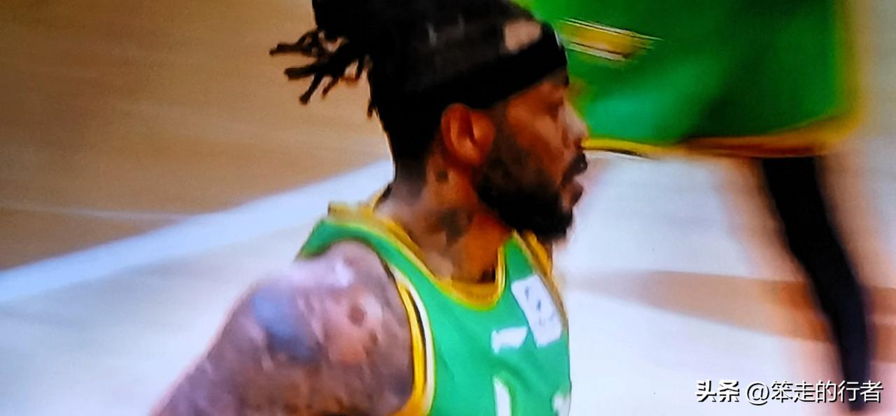 滑稽表演！辽宁本钢主场虽然赢球，但辽篮高兴过早，上演滑稽喜剧，差点葬送前程，乐极