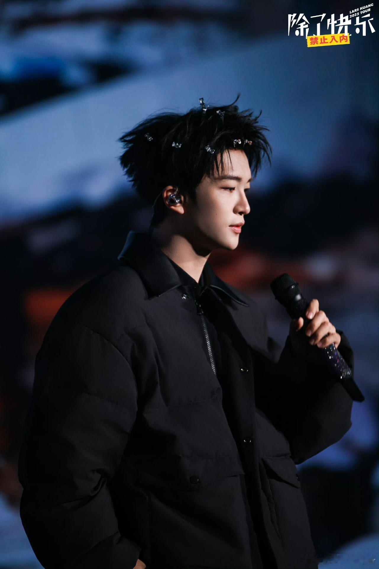 歌声治愈力 MAX，互动时的小表情超可爱，这样的快乐源泉帅哥请多来点！ 