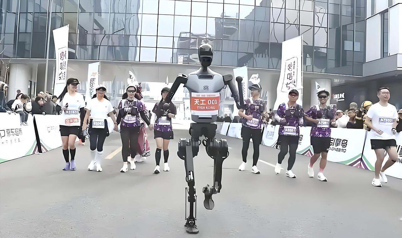 北京半程马拉松大赛，人形机器人创出世界新纪录！看似普通，实则了不得，进化得令人难