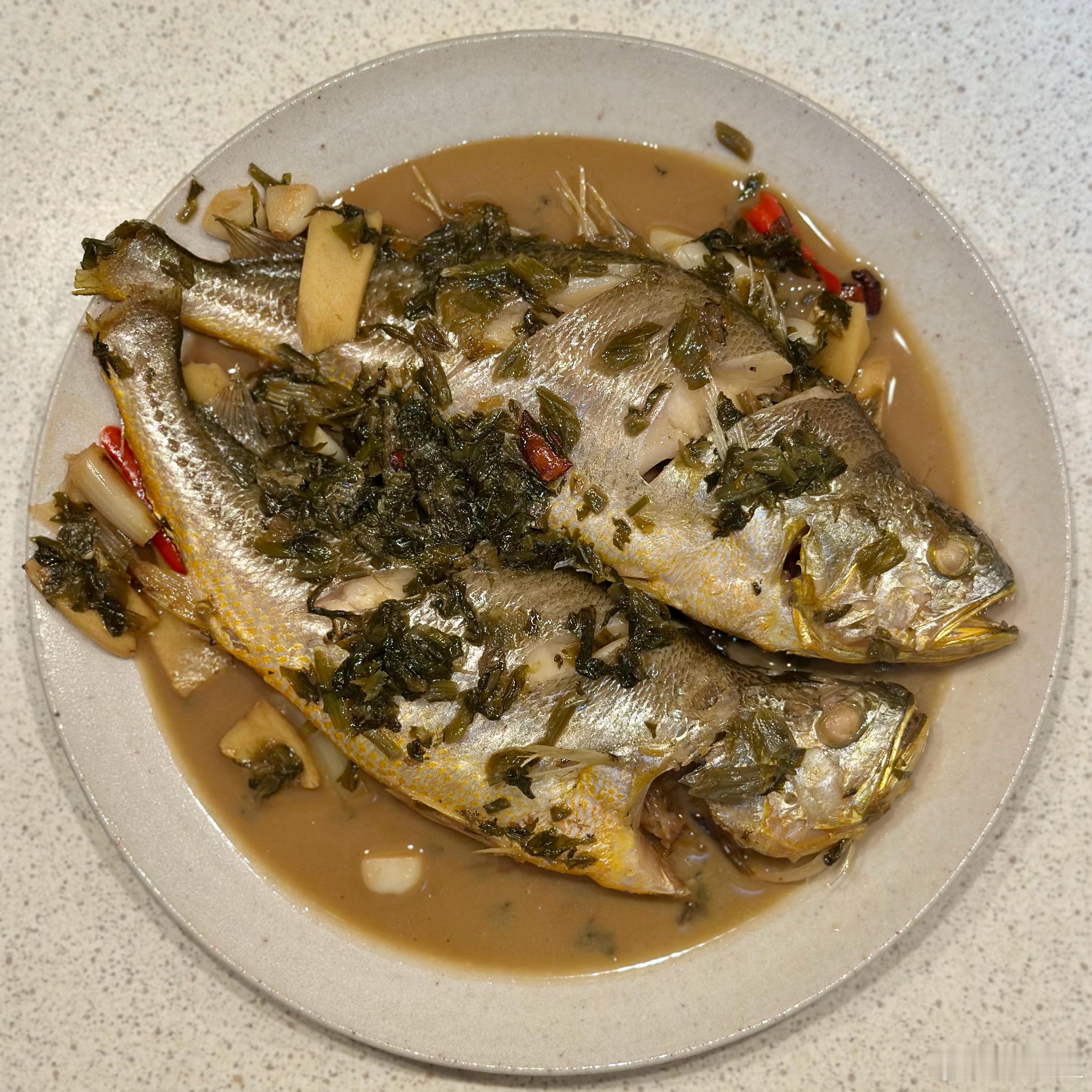 晚餐。一大碗素瓜豆，一条小黄鱼，一碗肉丝雪菜炒饵丝。烧黄鱼也加了雪菜。开了一包雪