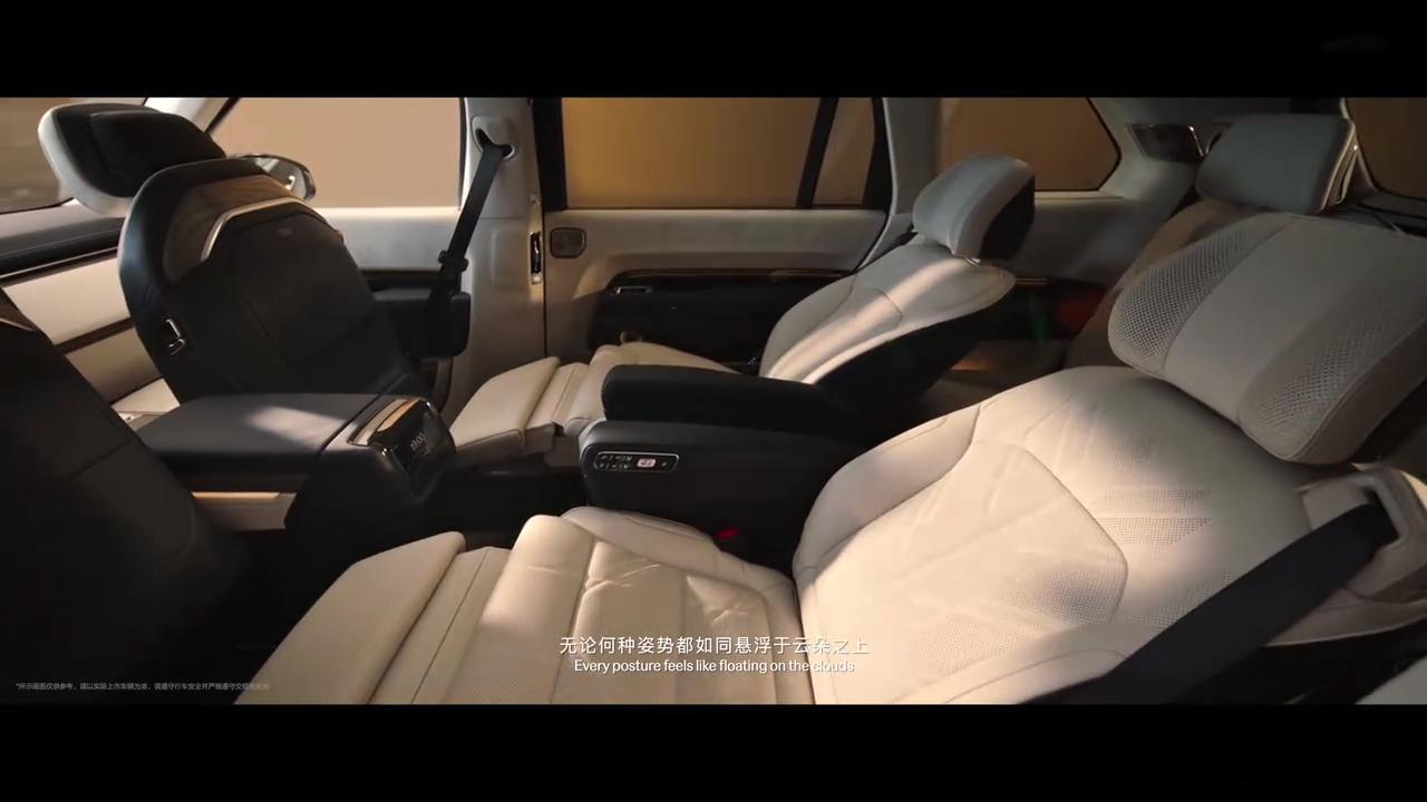 作为极氪的旗舰SUV，极氪9X的二排也支持前后旋转。不知道对比极氪MIX和领克9