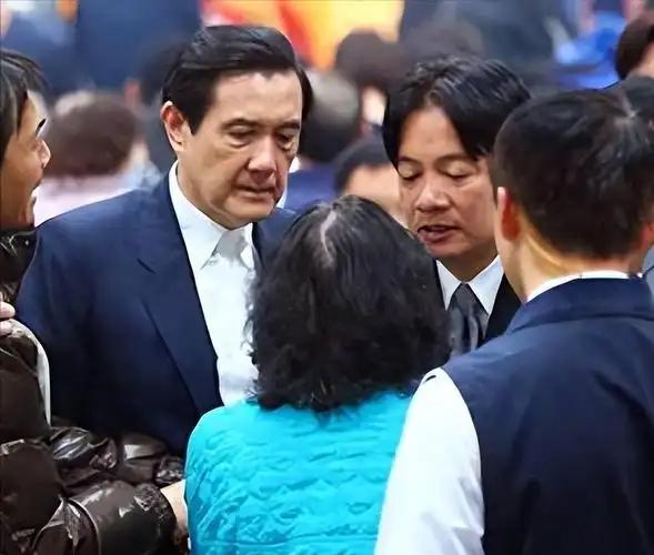 岛内这些年的政治戏码，明里暗里其实都是台独的各种变脸。

看着马英九和赖清德一个