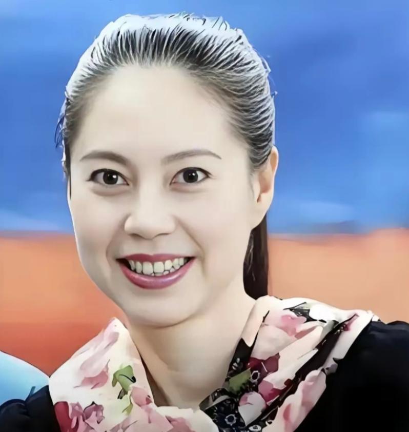她在比赛期间叛逃美国，令中国队遭受重创，32 年后回国，目的不是道歉而是圈钱，北