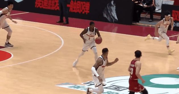 广东客场艰难战胜浙江稠州，这场比赛给我感觉就是双方打得很精彩，但是裁判的判罚抢戏