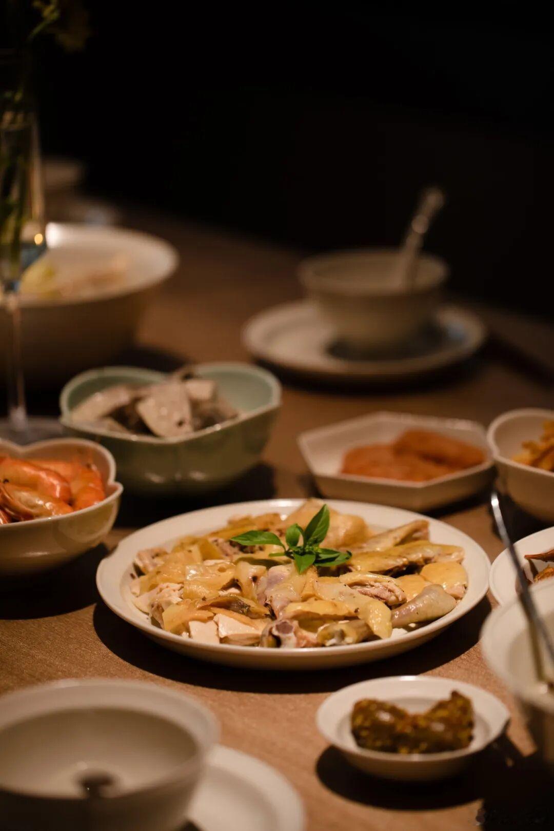 无效社交饭局：热闹散场，只剩一身疲惫酒桌上称兄道弟，杯盏之间好不热闹。你觉得自己