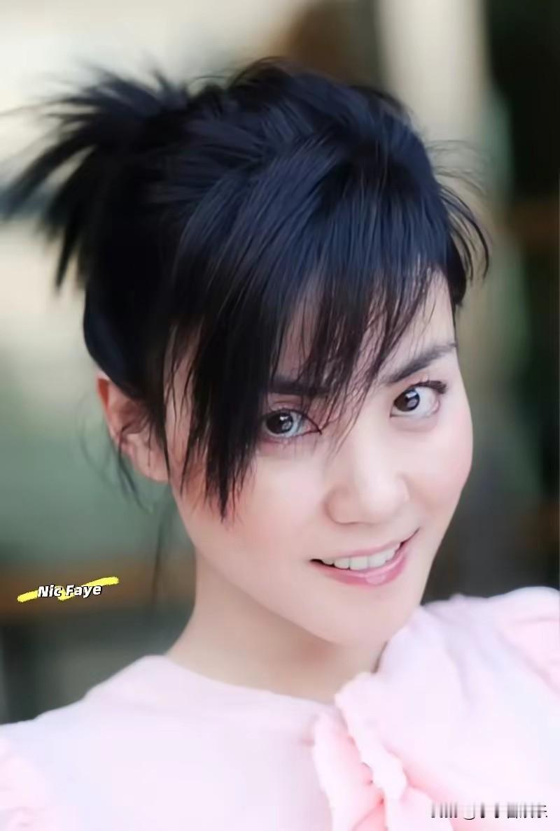 王菲又被推上风口浪尖！

说她不领证就注定孤独？真是站着说话不腰疼。你看看她日常