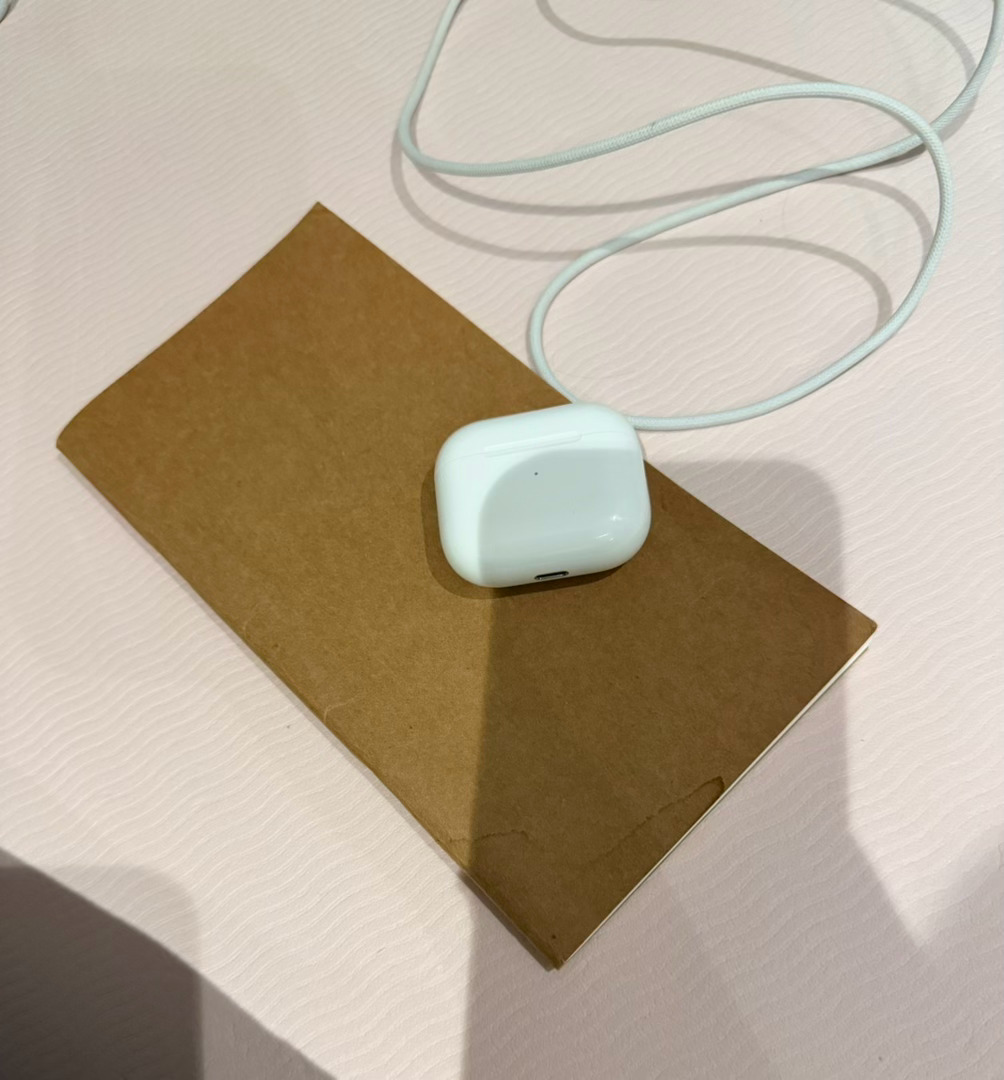 新耳机壳什么时候能到 昨晚吃饭耳机放桌子上滴了油刚好旧的用的时间久就想着扔了重新