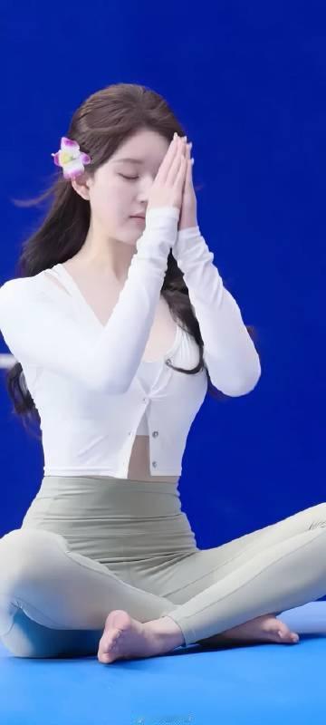 赵露思瑜伽服显得身材好肥啊 ​​​