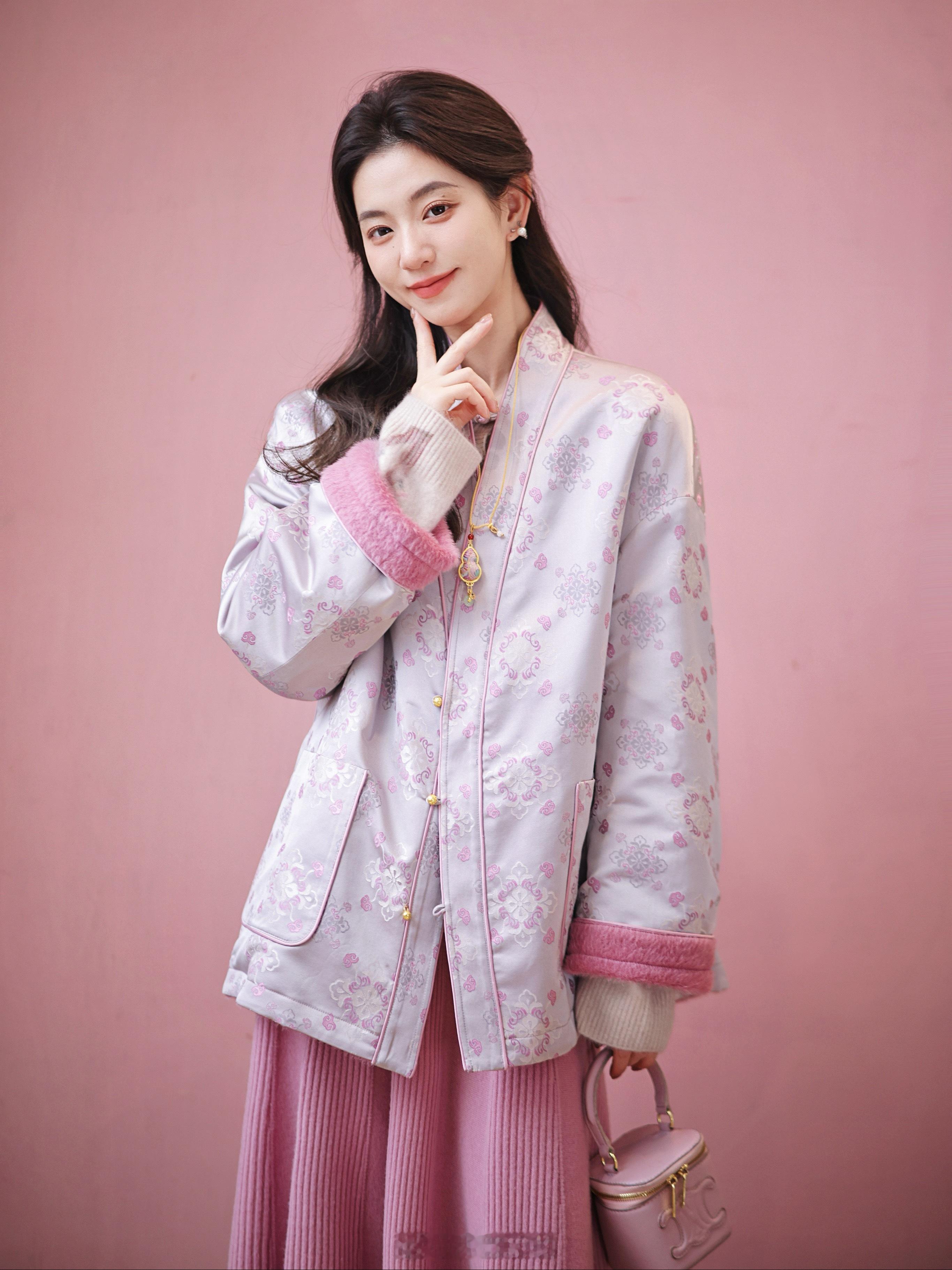 又是爱上国风的一天～100苏力羊驼毛+真丝天丝提花 两面两穿明媚贵气温柔暖和！有