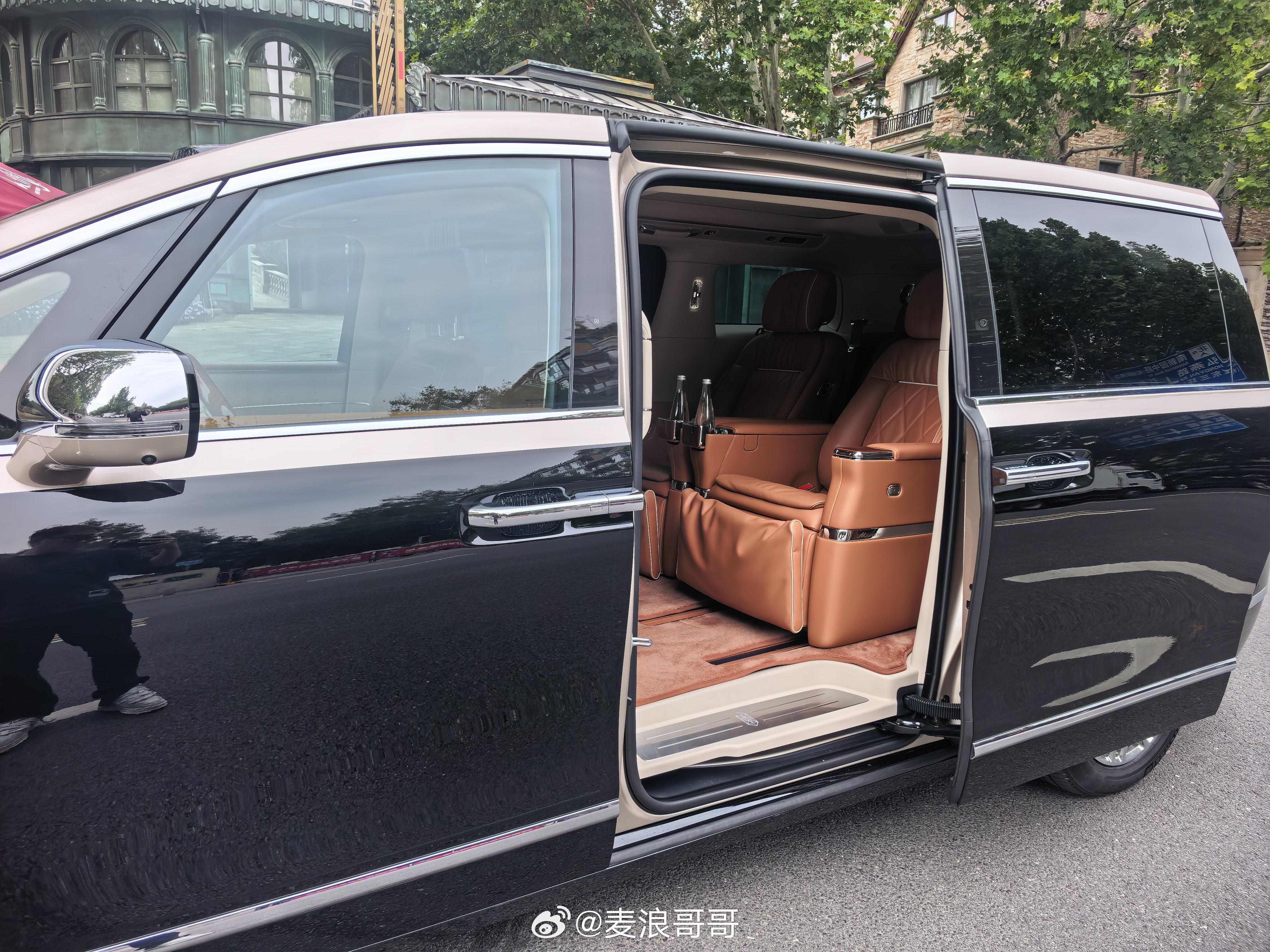 再也不怕假期路上堵成停车场了，后排一坐剧一开，堵你的，我追剧，这算不算假期的正确