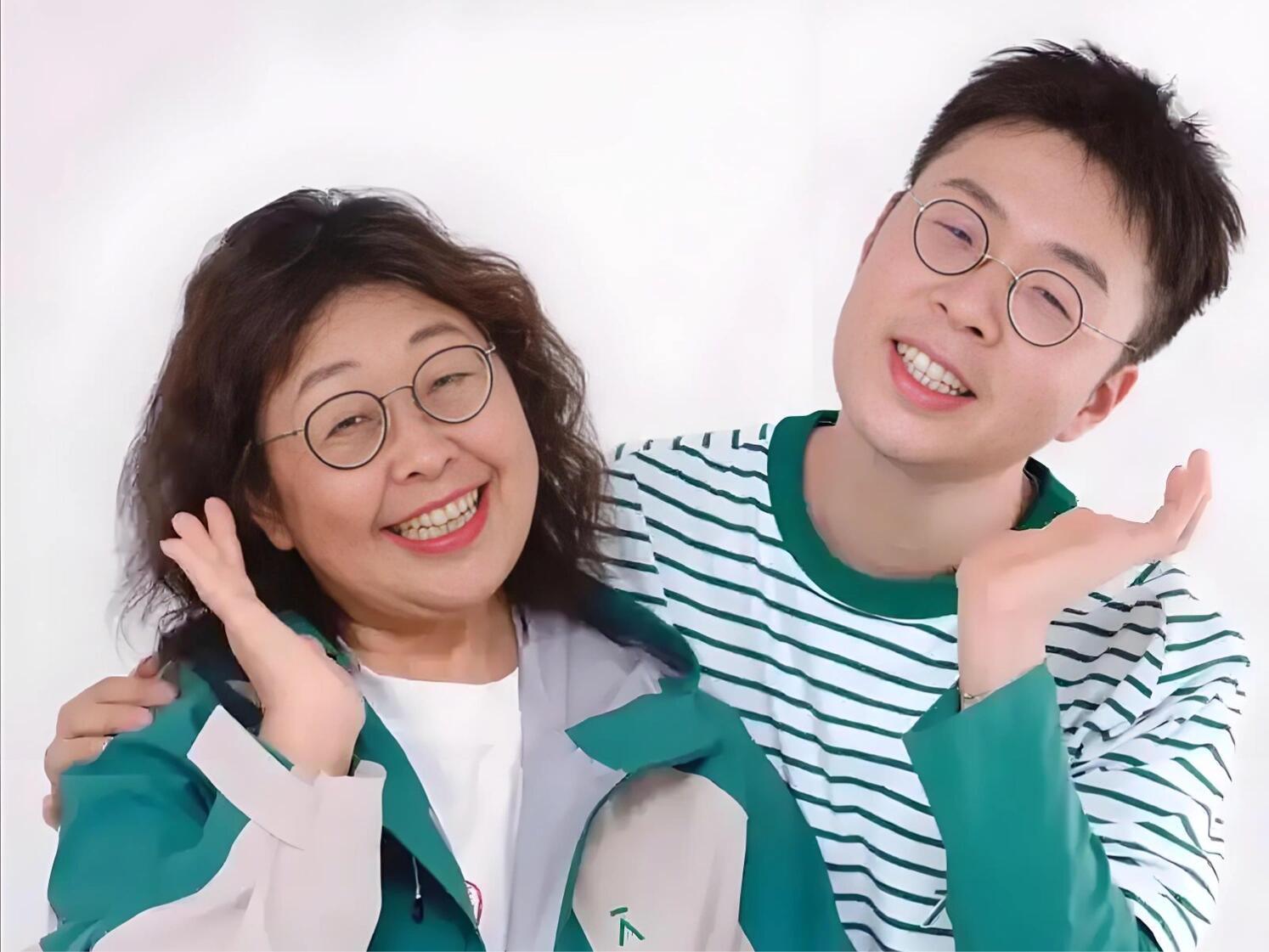 杜海涛和妈妈共用一张脸天呐，这母子同框的画面也太神奇了！海涛笑起来完全就是妈妈年