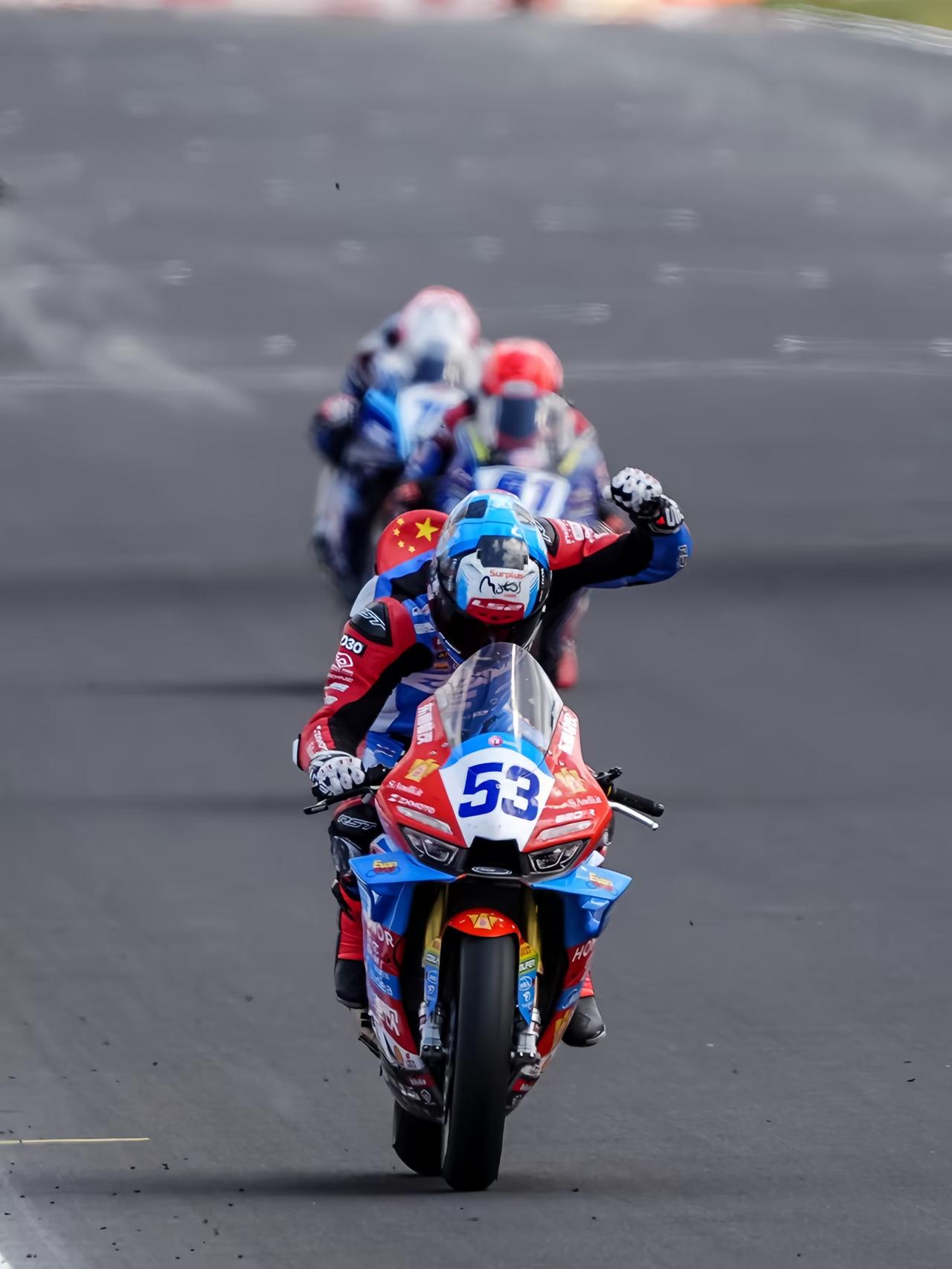 WSBK法国马尼库尔，对于车手德比斯来说，是实打实的本土主场。
看台会涌入大量本