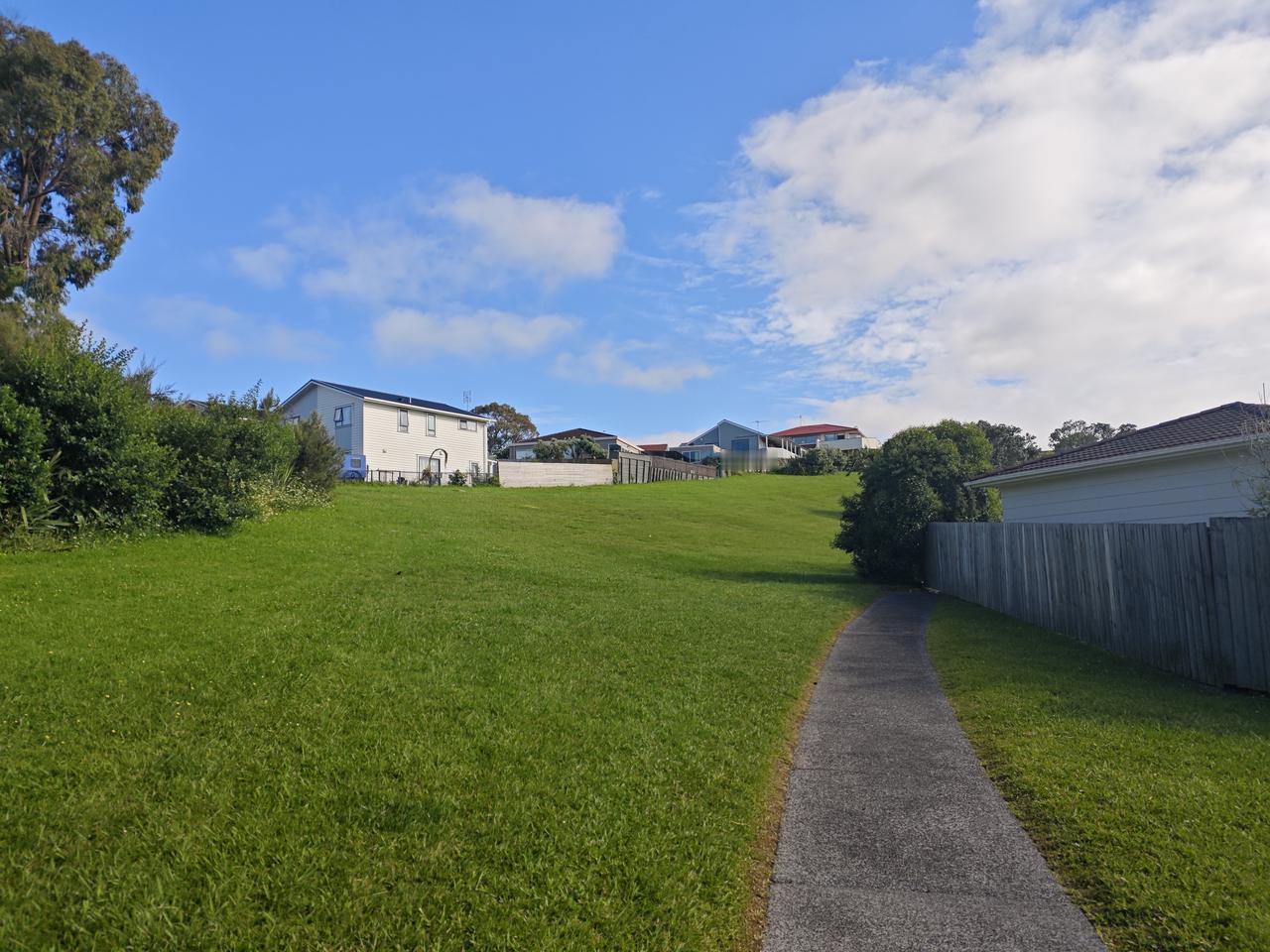 遛弯路上

周六的清晨，八点的太阳已经升到了半空之中，刺得人睁不开眼睛。孩子们还