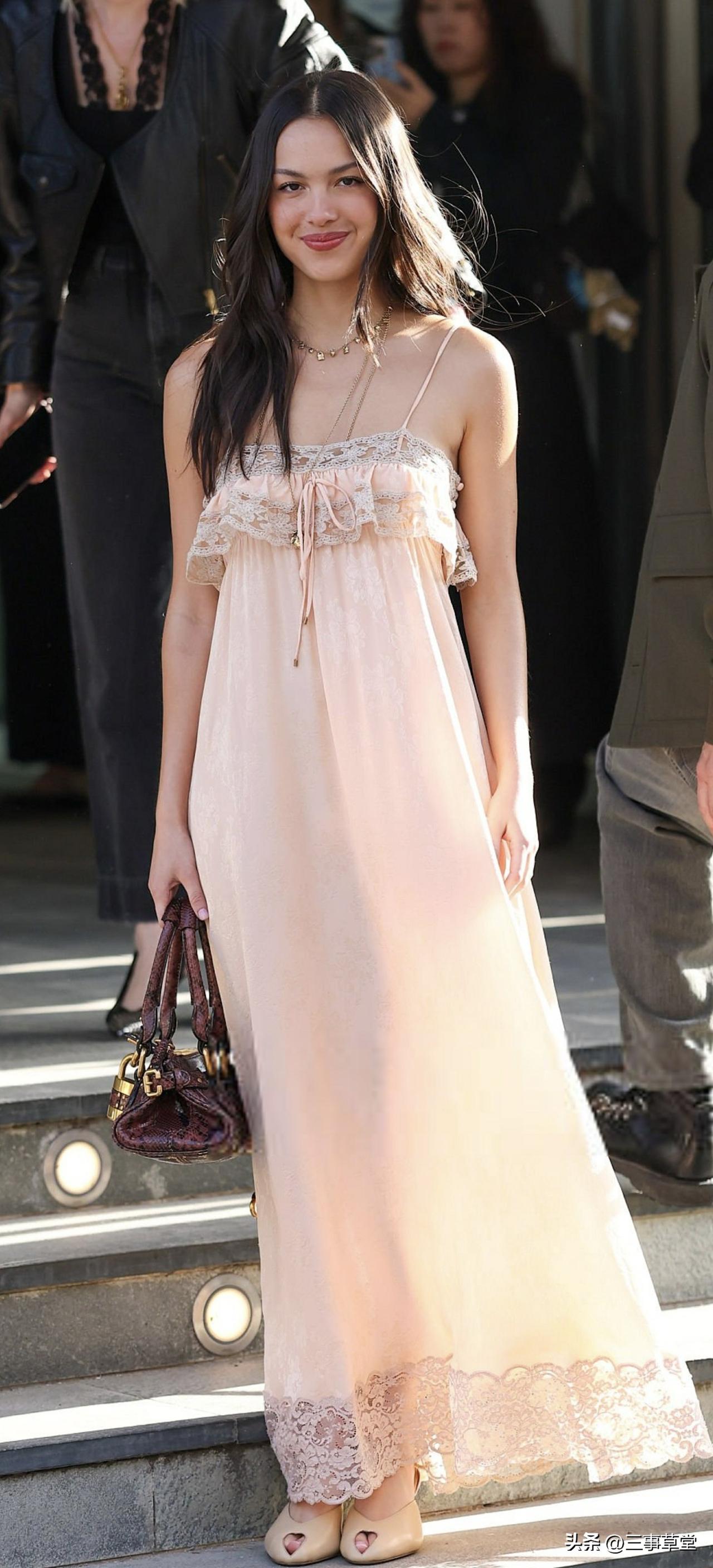 身材最好的女明星，你们喜欢谁娅娅来咯！真是天生表情包圣体啊~~有点像王诗龄，睡衣