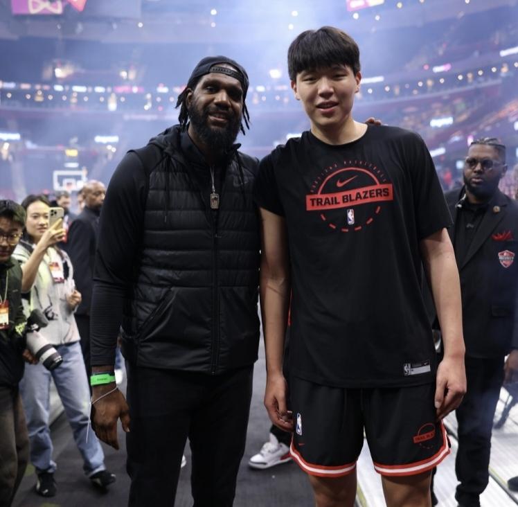 巨大的手掌！连奥登都惊叹杨瀚森的身体天赋！

前NBA状元，开拓者中锋奥登在赛前
