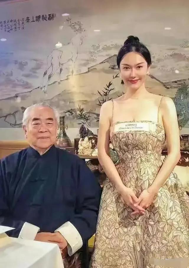 其实范曾虽然86了，但却真的不显老，他的眉毛还是乌黑的，脸上的皱纹也不多，只不过