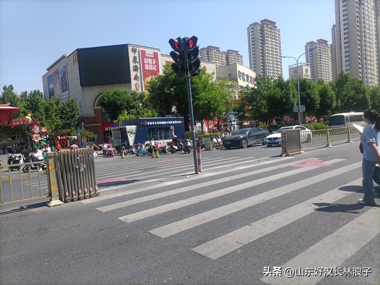 印象济南～弘阳间护栏开了又…