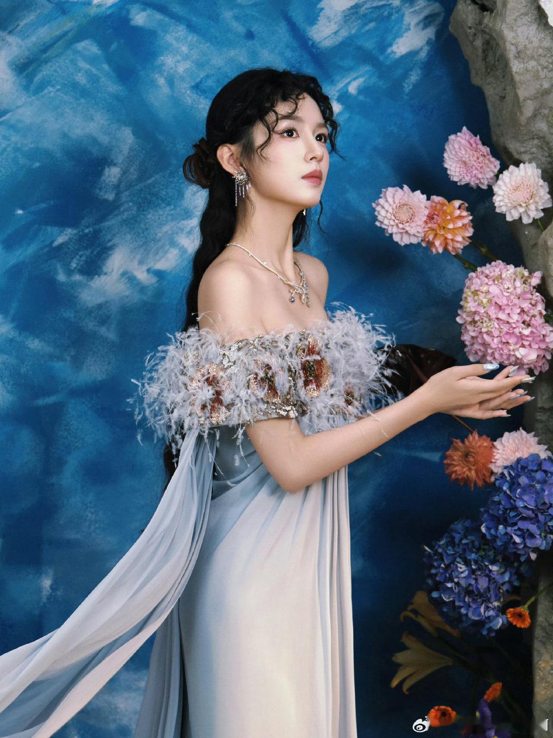 周也淡蓝色羽毛露肩裙 微博之夜出图，周也淡蓝色羽毛露肩裙 