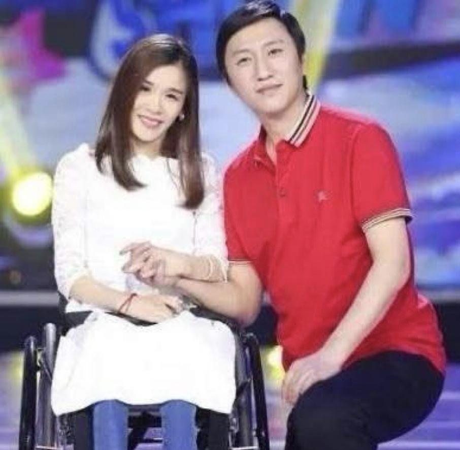 1998年，桑兰瘫痪后拿到了1000万美金的赔偿。就在这个时候，照顾了桑兰9年的