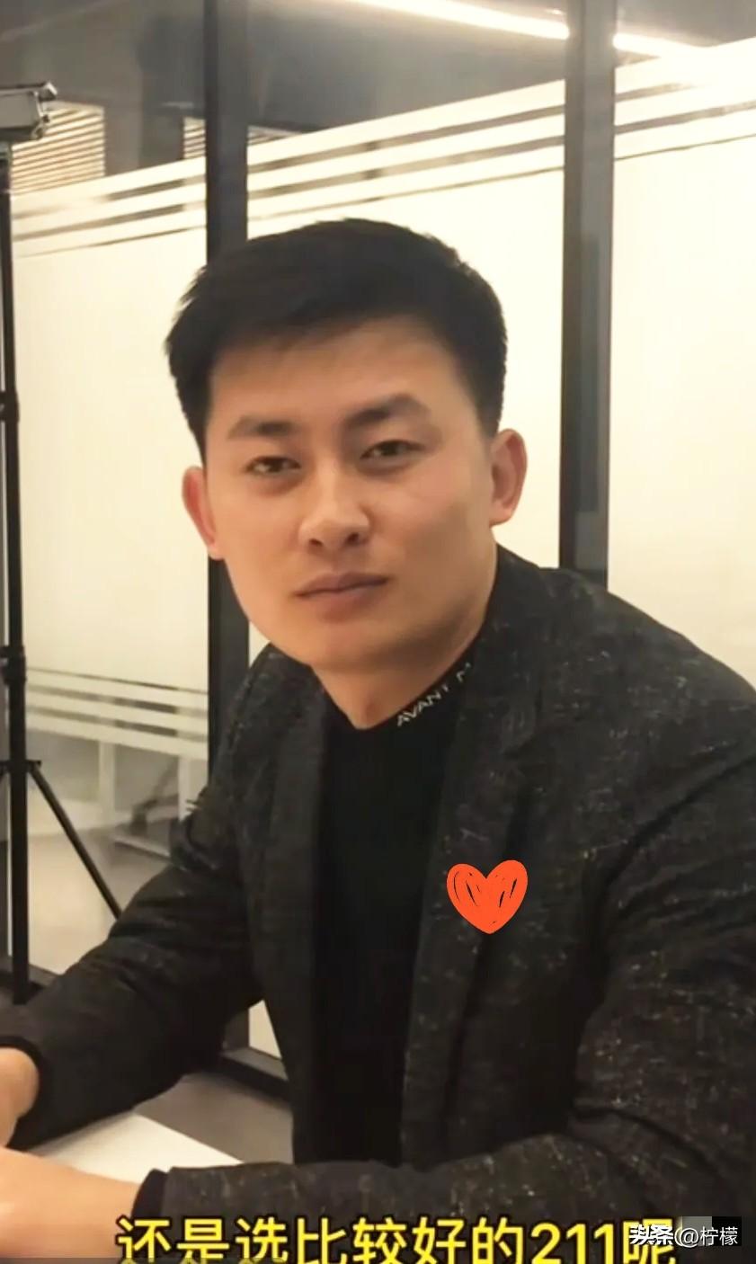 昨天半夜无意间
刷到武亮的首场直播，
就那么盯着屏幕看了一会儿，越听心里越发凉。