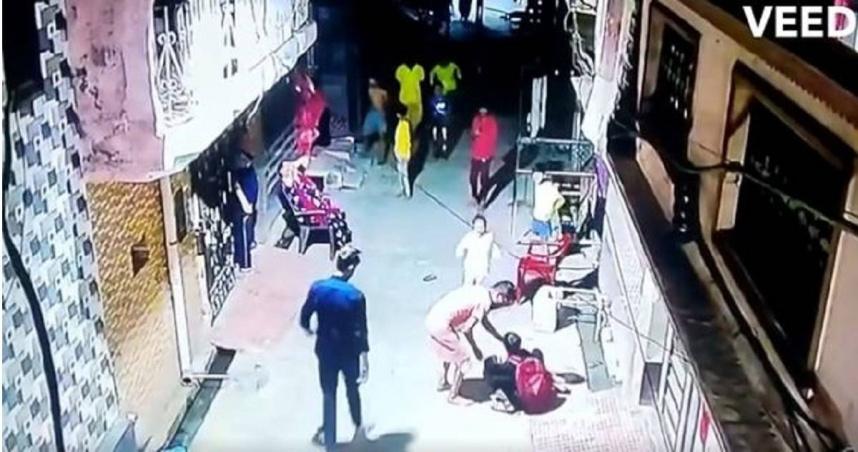 印度哈里亚纳邦（Haryana）一名4岁孩童4日才与准备出门的姊妹挥手告别，下秒