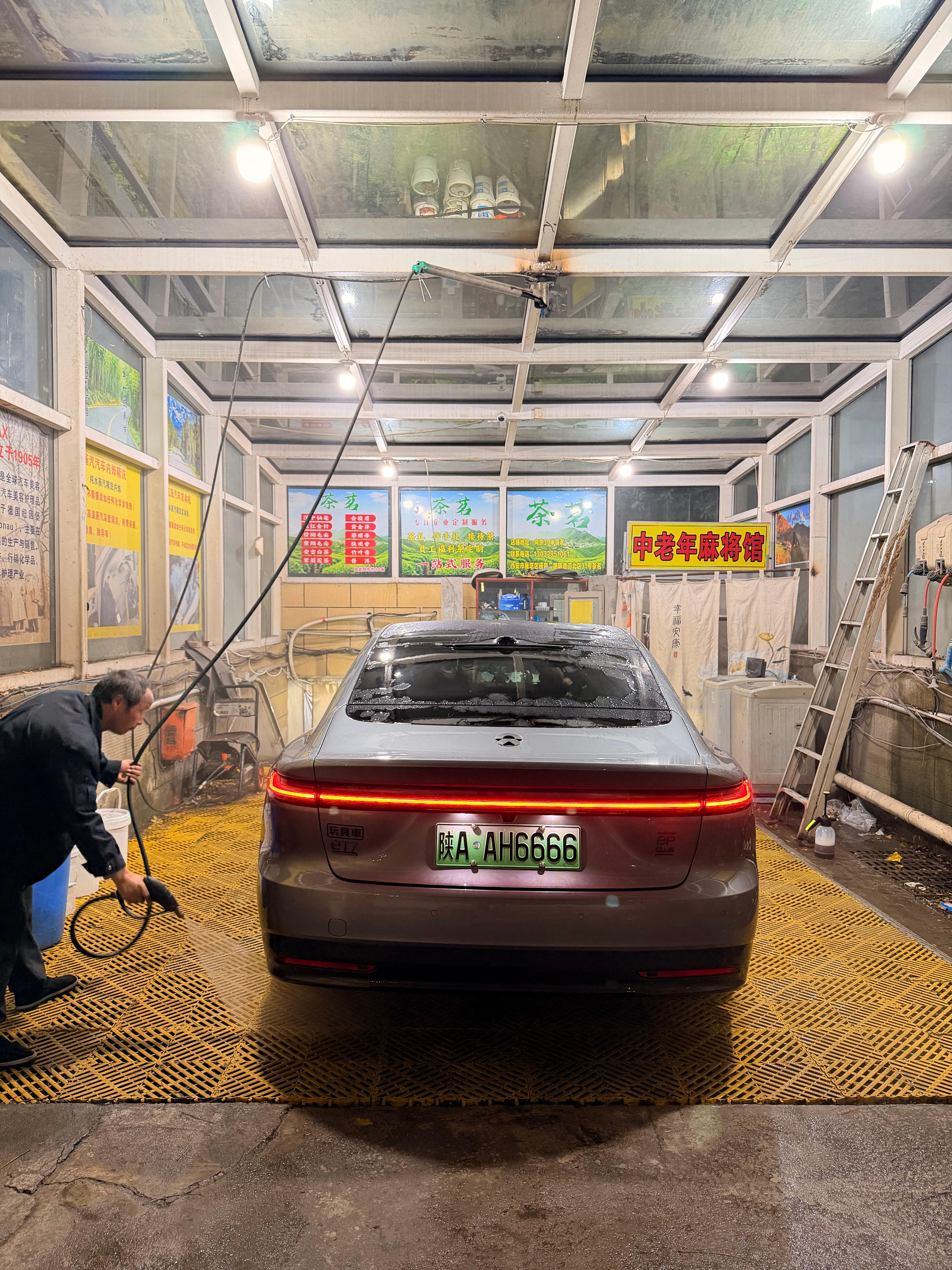 大晚上能找到个人工洗车不容易 