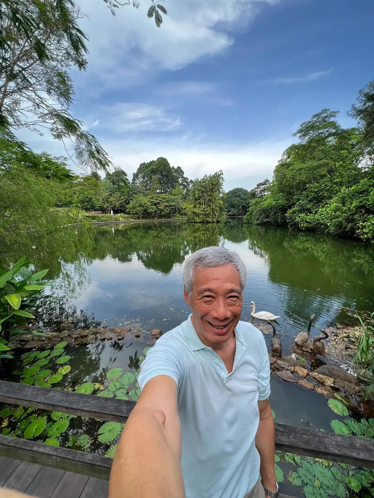 就要退居二线了，把责任交给年轻人，游游逛逛，发发朋友圈，自己好，新加坡好，多好！