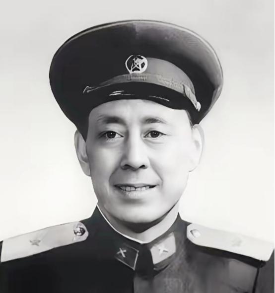1952年，一个战士在运炮弹时，突然发现师长有些熟悉，他仔细回想后，就对战友说：