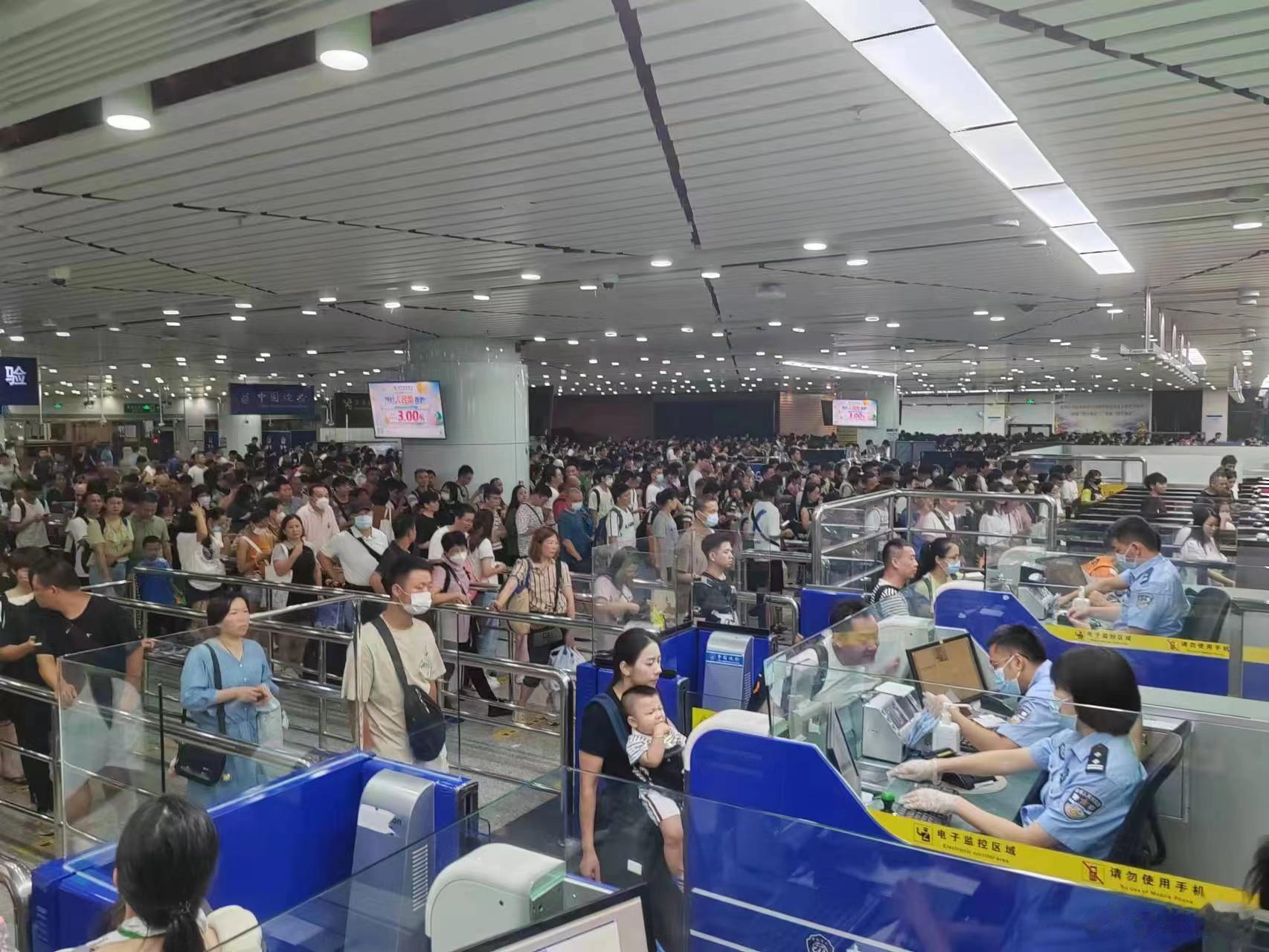 【两地居民互“串门”， 拱北边检多举措保障旅客“观演路”】“我的内地朋友今天到澳