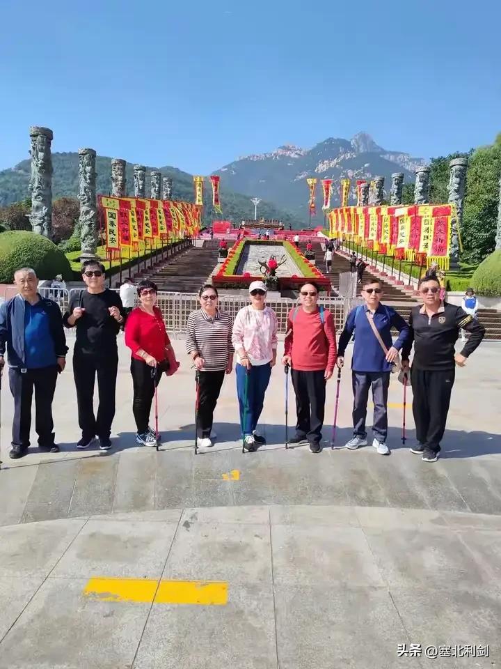 前年的这个时候，我们宣化战友军嫂自驾赴山东旅游刚回来。10月中旬山东不冷不热正正