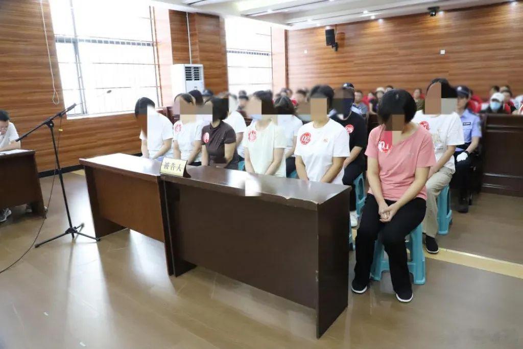 小学食堂员工4年侵占40万元肉制品11个人4年偷40万食材，这是把食堂当自家后厨