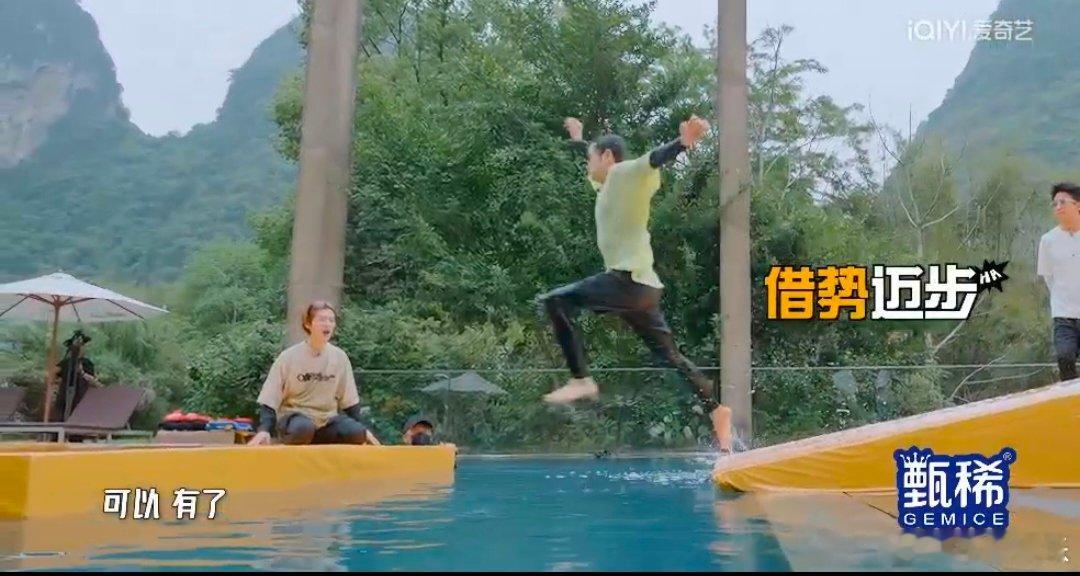 五哈王勉工伤 哈哈哈哈哈 谁能忍住不笑！王勉五哈跳水翻车磕到，综艺工伤实锤，鹿晗