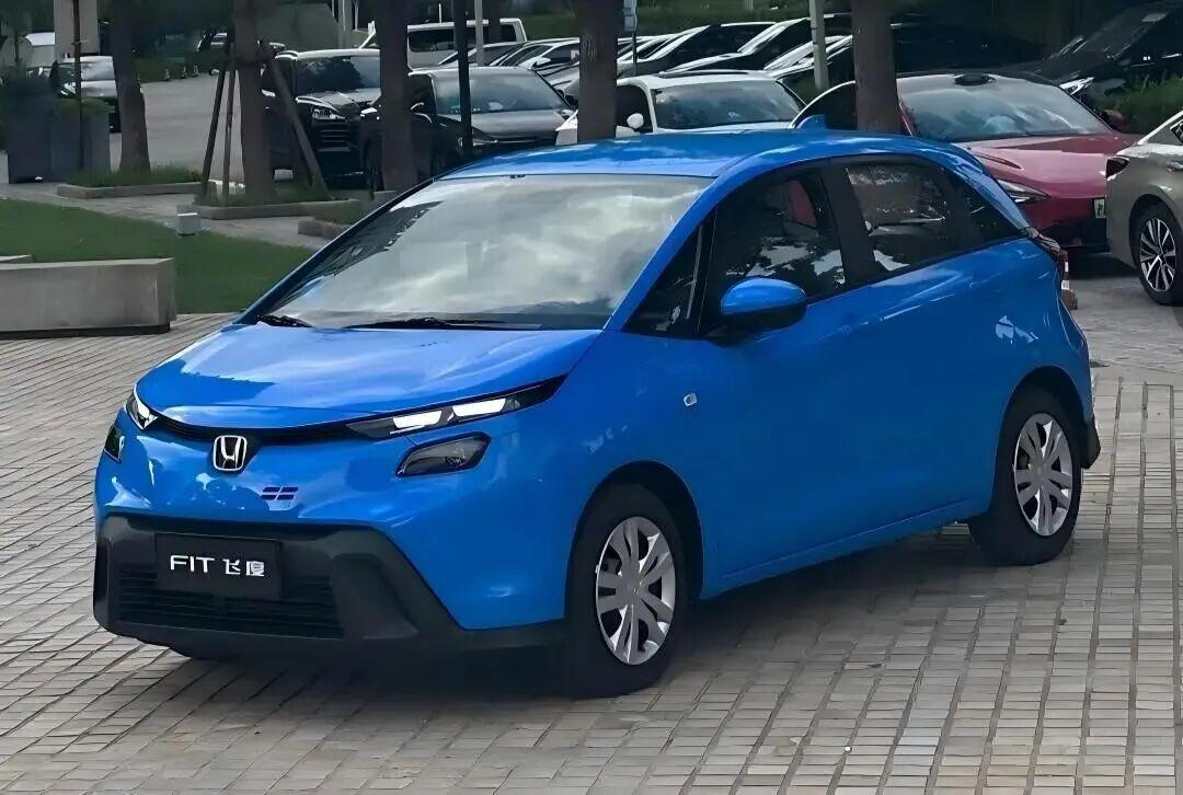 新款飞度杀疯了？限量3000台+一口价6万起，燃油小车要逆袭纯电？[吃瓜群众]