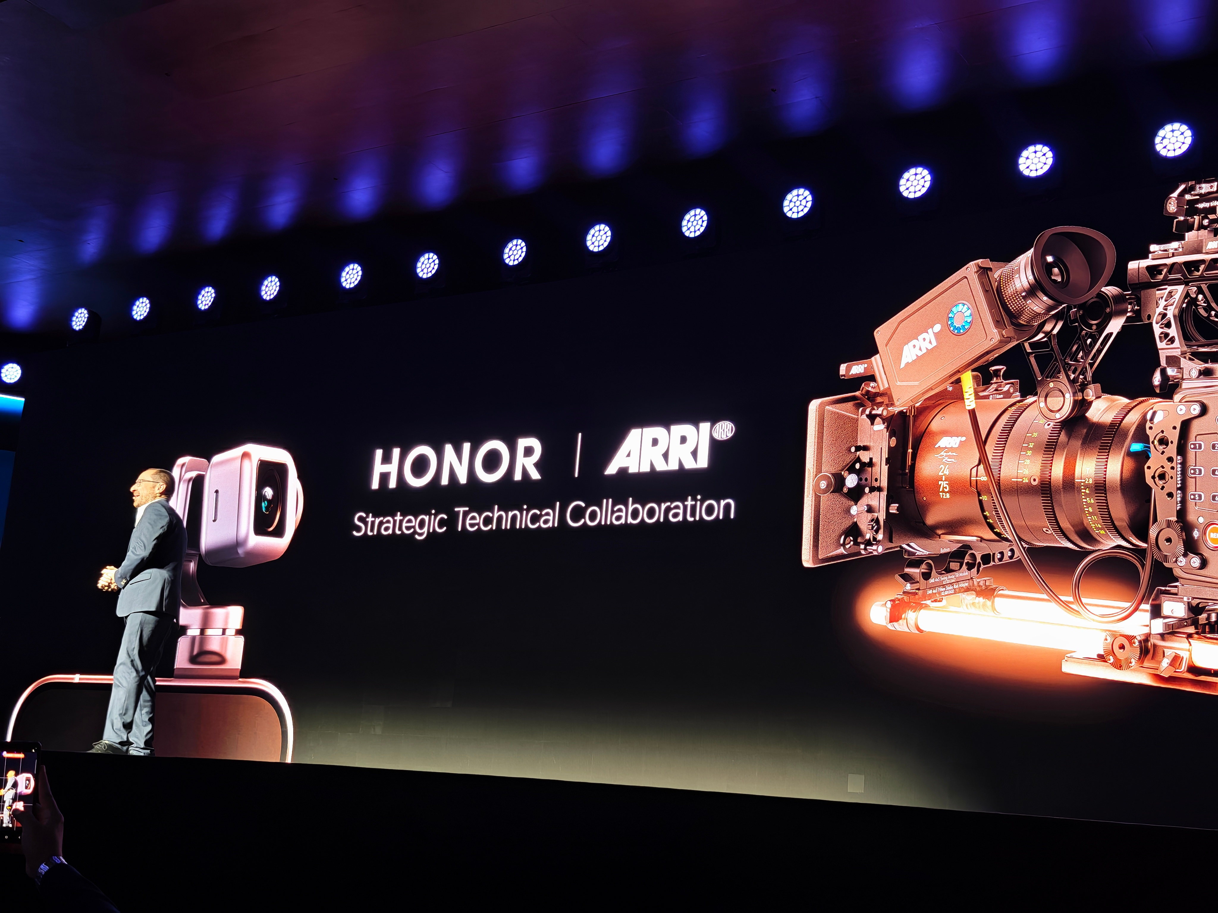 荣耀宣布与影像设备品牌阿莱品牌展开战略技术合作，在影像领域的一系列合作成果，将在